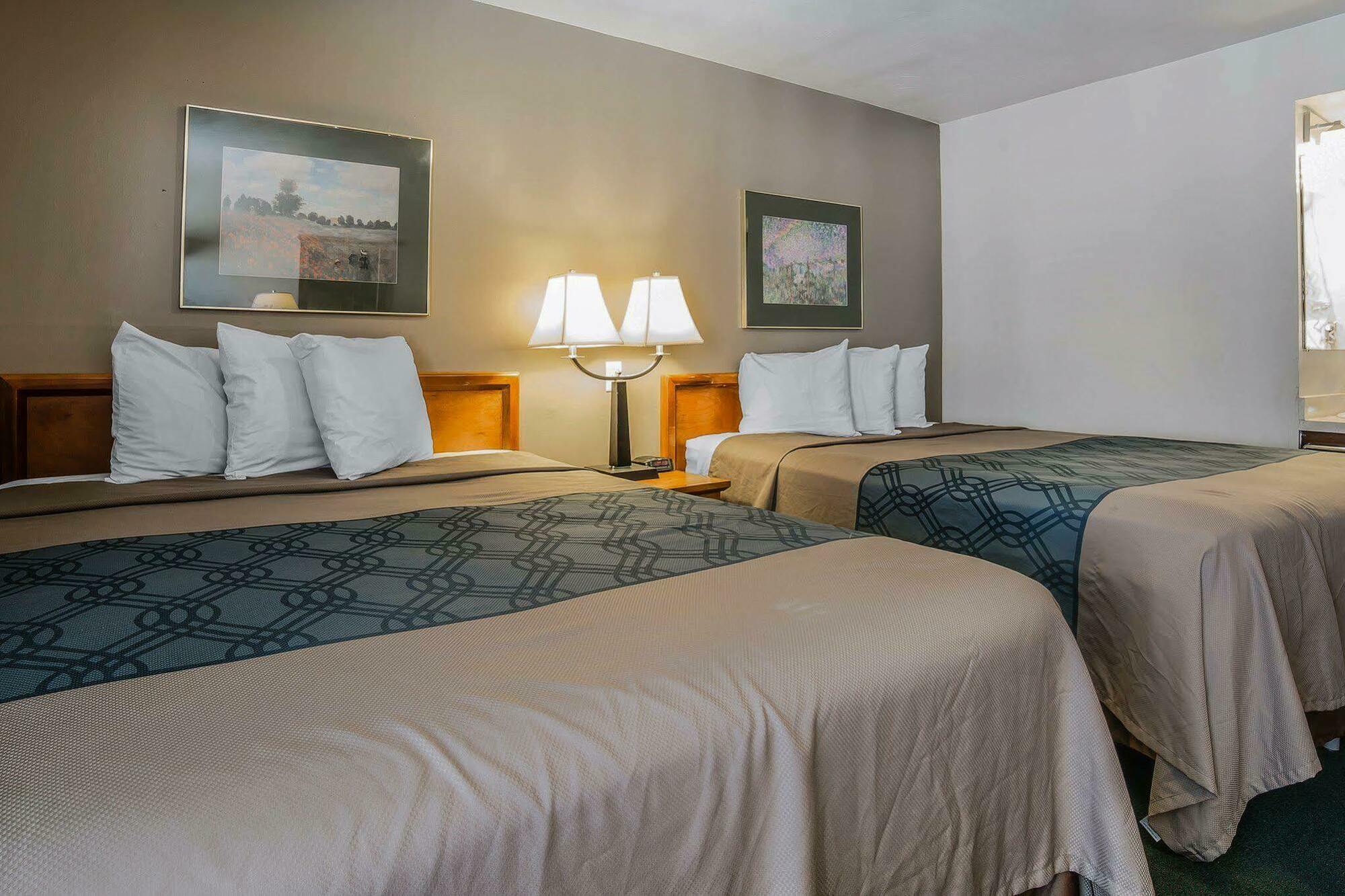 อิโคโน ลอดจ์ ดาวน์ทาวน์ Hotel เวอร์นอล ภายนอก รูปภาพ
